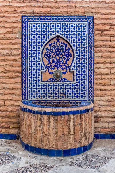 Hermosa Fuente Agua Decorada Con Azulejos Marroquíes — Foto de Stock