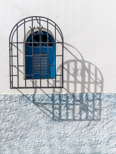 Mavi Pencere Tarz Demir Izgara Ile — Stok fotoğraf