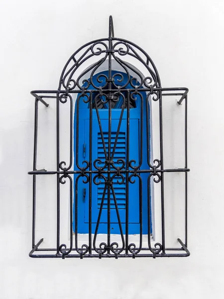 Blaues Fenster Mit Stylischem Eisengitter — Stockfoto