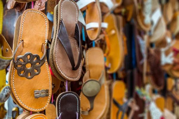Renkli deri sandalet bir Fas Çarşısı mağaza
