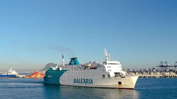 2019年1月26日 西班牙阿尔赫西拉斯 一艘轮渡船进入阿尔赫西拉斯港 背景是直布罗陀的巨石 — 图库视频影像