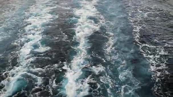 フェリー ボートの後ろに発泡水トレイル — ストック動画
