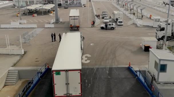 摩洛哥丹吉尔 2019年1月26日 在北非丹吉尔地中海港的渡船上装载卡车 前往欧洲目的地西班牙 — 图库视频影像