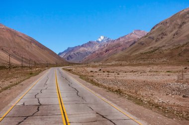 Doğu'dan Batı Santiago de Chile için Buenos Aires bağlanan için Arjantin Milli rota 7 (Ruta Nacional 7), burada Andes, haçlar