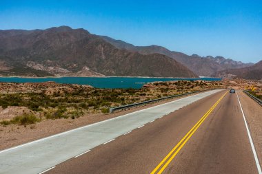 Doğu'dan Batı Santiago de Chile için Buenos Aires bağlanan için Arjantin Milli rota 7 (Ruta Nacional 7), burada Andes, haçlar