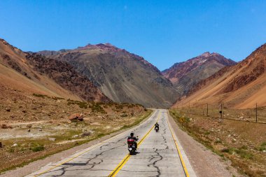 Doğu'dan Batı Santiago de Chile için Buenos Aires bağlanan için Arjantin Milli rota 7, and Dağları, burada iki bisikletçileri haçlar