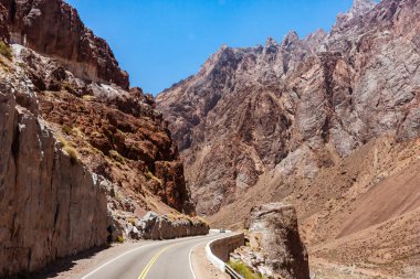Doğu'dan Batı Santiago de Chile için Buenos Aires bağlanan için Arjantin Milli rota 7 (Ruta Nacional 7), burada Andes, haçlar