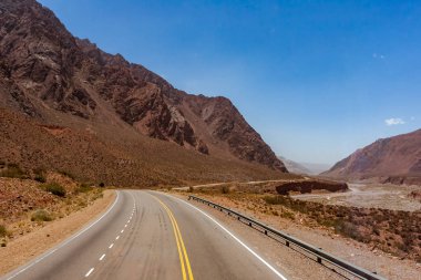 Doğu'dan Batı Santiago de Chile için Buenos Aires bağlanan için Arjantin Milli rota 7 (Ruta Nacional 7), burada Andes, haçlar