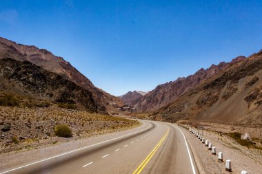 Doğu'dan Batı Santiago de Chile için Buenos Aires bağlanan için Arjantin Milli rota 7 (Ruta Nacional 7), burada Andes, haçlar