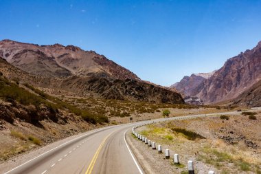 Doğu'dan Batı Santiago de Chile için Buenos Aires bağlanan için Arjantin Milli rota 7 (Ruta Nacional 7), burada Andes, haçlar
