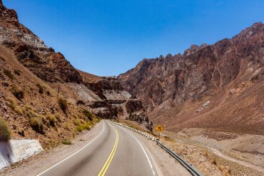 Doğu'dan Batı Santiago de Chile için Buenos Aires bağlanan için Arjantin Milli rota 7 (Ruta Nacional 7), burada Andes, haçlar