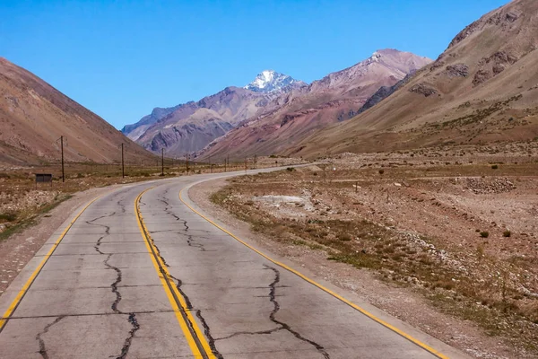 Doğu'dan Batı Santiago de Chile için Buenos Aires bağlanan için Arjantin Milli rota 7 (Ruta Nacional 7), burada Andes, haçlar