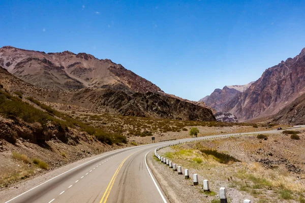 Ruta Nacional 这里在安第斯这里 跨越阿根廷从东向西连接布宜诺斯艾利斯和圣地亚哥智利 — 图库照片