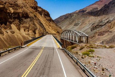 Doğu'dan Batı Santiago de Chile için Buenos Aires bağlanan için Arjantin Milli rota 7 (Ruta Nacional 7), burada Andes, haçlar
