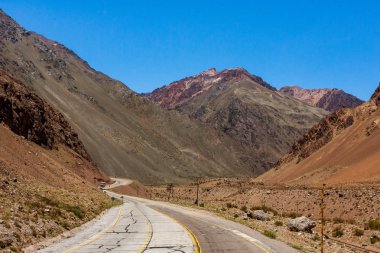Doğu'dan Batı Santiago de Chile için Buenos Aires bağlanan için Arjantin Milli rota 7 (Ruta Nacional 7), burada Andes, haçlar