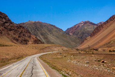 Doğu'dan Batı Santiago de Chile için Buenos Aires bağlanan için Arjantin Milli rota 7 (Ruta Nacional 7), burada Andes, haçlar