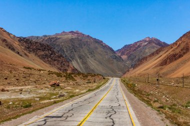Doğu'dan Batı Santiago de Chile için Buenos Aires bağlanan için Arjantin Milli rota 7 (Ruta Nacional 7), burada Andes, haçlar