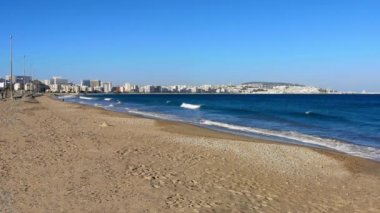 Arka planda şehir ve liman ile Tangier, Fas Malabata plaj. Cebelitarık Boğazı'nın batı girişinde Kuzey Afrika kıyısında bulunan Tangier