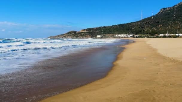 Fas Kuzeyinde Tangier Yakınlarındaki Atlantik Okyanusu Ndaki Achakar Plajı — Stok video