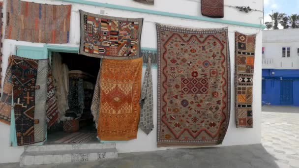 ファサードに掛かるモロッコのカーペット アシラ モロッコ — ストック動画