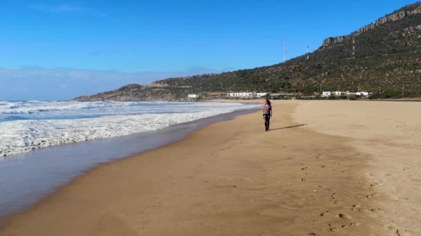 Femme Brune Habillée Marchant Sur Plage Achakar Tanger Maroc — Video