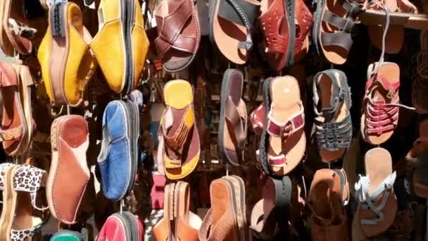 Sandálias Couro Coloridas Uma Loja Souk Marroquino — Vídeo de Stock