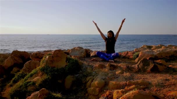 Uma Mulher Praticando Postura Lótus Hatha Ioga Frente Praia — Vídeo de Stock