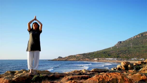 Una Mujer Praticando Postura Montaña Hatha Yoga Frente Playa — Vídeo de stock