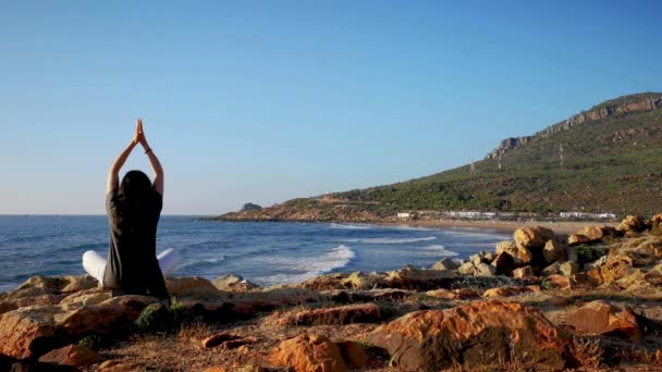 Una Donna Che Pratica Postura Del Loto Hatha Yoga Fronte — Video Stock