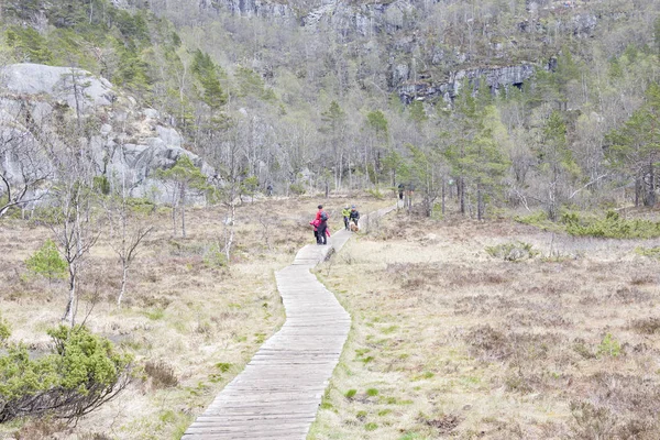 Preikestolhytta Norway May 2017 Tourists Trail Preikestolen May 2017 Preikestolhytta — Stock Photo, Image