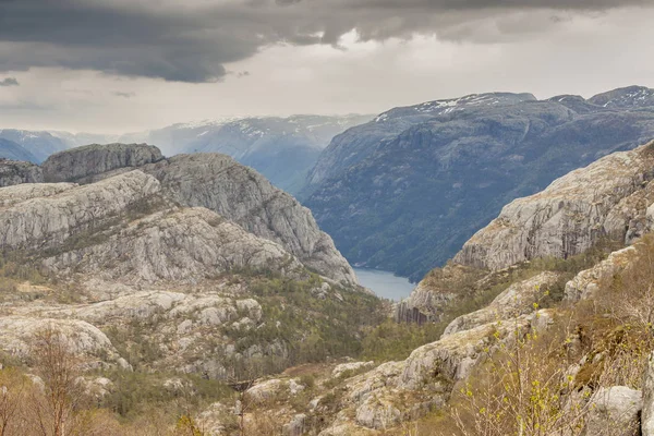 ノルウェーの Preikestolen 崖にトレイルからの眺め — ストック写真
