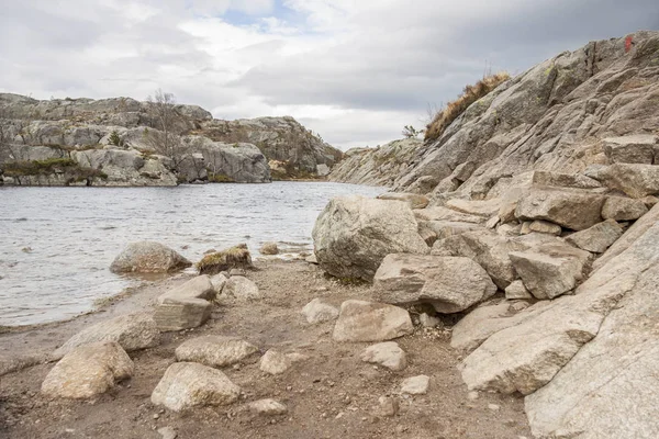 在挪威的普雷克韦斯特伦的小道上的湖 — 图库照片