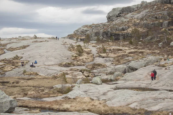 Preikestolhytta Norway May 2017 Tourrists Trail Preikestolen May 2017 Preikestolhytta — стоковое фото