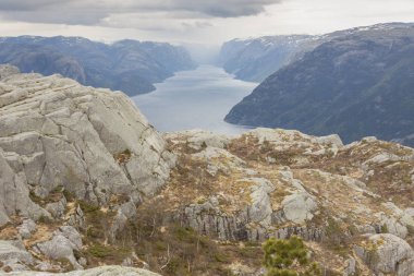 Bir yoldaki güzellik görünümüne Preikestolen Norveç'te.