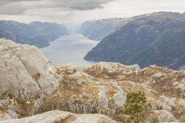 Bir yoldaki güzellik görünümüne Preikestolen Norveç'te.