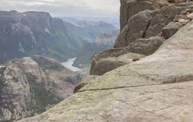 Bir yoldaki güzellik görünümüne Preikestolen Norveç'te.