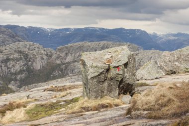 Bir yoldaki güzellik görünümüne Preikestolen Norveç'te.