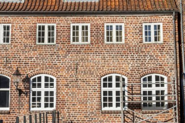Kırmızı tuğla duvar - eski ev Ribe, Danimarka.