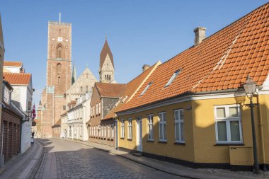 Ribe, Danimarka - 7 Mayıs 2017: Street güneşli Pazar günü 7 Mayıs 2017 Ribe, Danimarka üzerinde eski şehrin.