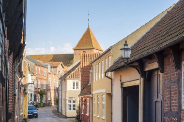 Ribe, Danimarka - 7 Mayıs 2017: Street güneşli Pazar günü 7 Mayıs 2017 Ribe, Danimarka üzerinde eski şehrin.