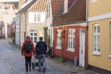 Ribe, Danimarka - 7 Mayıs 2017: Street güneşli Pazar günü 7 Mayıs 2017 Ribe, Danimarka üzerinde eski şehrin.
