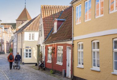 Ribe, Danimarka - 7 Mayıs 2017: Street güneşli Pazar günü 7 Mayıs 2017 Ribe, Danimarka üzerinde eski şehrin.