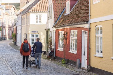 Ribe, Danimarka - 7 Mayıs 2017: Street güneşli Pazar günü 7 Mayıs 2017 Ribe, Danimarka üzerinde eski şehrin.