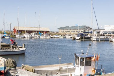 Ringkobing, Danimarka - 8 Mayıs 2017: Görünüm Marina eski şehre güneşli Pazar günü 8 Mayıs 2017 Ringkobing, Danimarka.