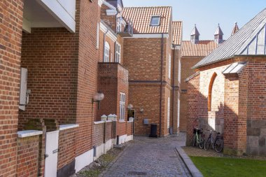 Ringkobing, Danimarka - 8 Mayıs 2017: Street Tarih 8 Mayıs 2017 Ringkobing, Danimarka'da güneşli Pazar günü eski şehrin.