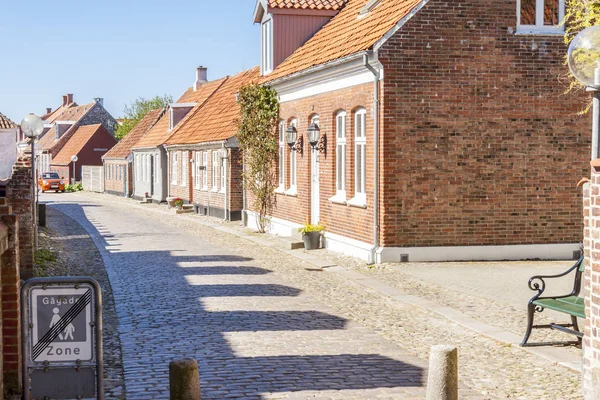 Ringkobing, Danimarka - 8 Mayıs 2017: Street Tarih 8 Mayıs 2017 Ringkobing, Danimarka'da güneşli Pazar günü eski şehrin.