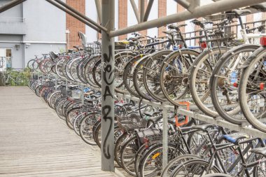 Aarhus, Danimarka - 9 Mayıs 2017: otopark tren istasyonunun yakınında şehrin merkezinde 9 Mayıs 2017 Aarhus, Danimarka Bisikletler.