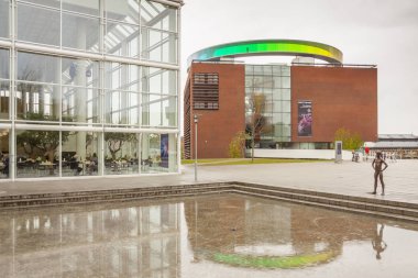 Aarhus, Danimarka - 9 Mayıs 2017: 9 Mayıs 2017 Aarhus, Danimarka Modern Sanat Müzesi bulutlu gün.