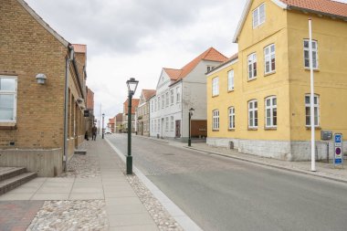 Christiansfeld, Danimarka - 9 Mayıs 2017: Street eski şehir Unesco Dünya Mirası patronaj 9 Mayıs 2017 Christianfeld, Danimarka'da sahiptir.