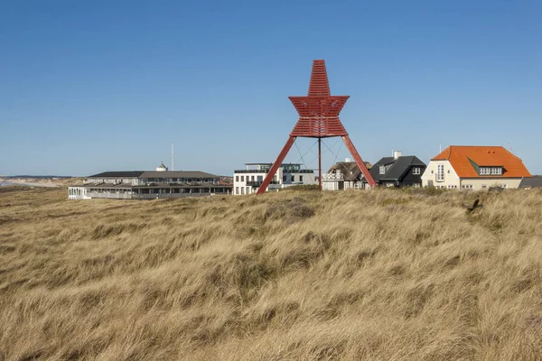 北海海岸和红色纪念碑在 Lokken — 图库照片